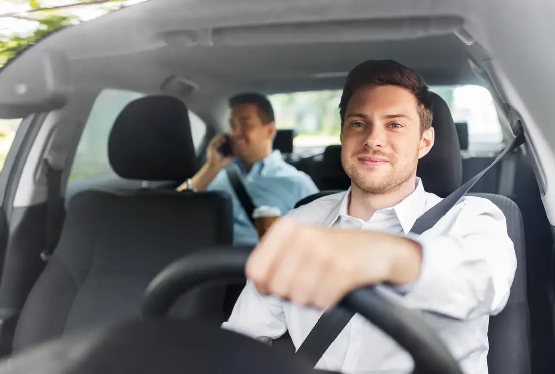 Driver at the wheel of a vehicle with the seat belt correctly fastened